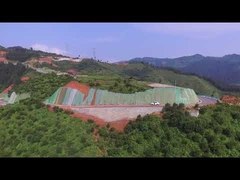 Piękna sceneria z pięknymi barierkami ochronnymi, aby zapewnić bezpieczeństwo Twojego życia i mienia