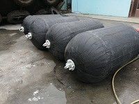 Jakość Pneumatyczny błotnik typu zawiesia Gumowy błotnik dokujący fabryka