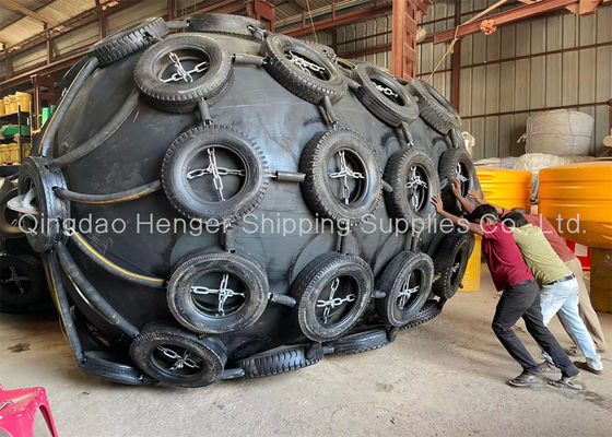 Jakość Czarny morski pneumatyczny gumowy błotnik 50kpa 3,3 * 6,5 m z siatką łańcuchową fabryka