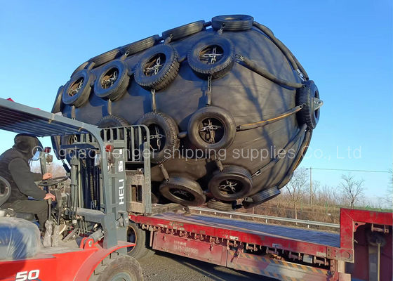 Jakość Czarny morski pneumatyczny gumowy błotnik 50kpa 3,3 * 6,5 m z siatką łańcuchową fabryka