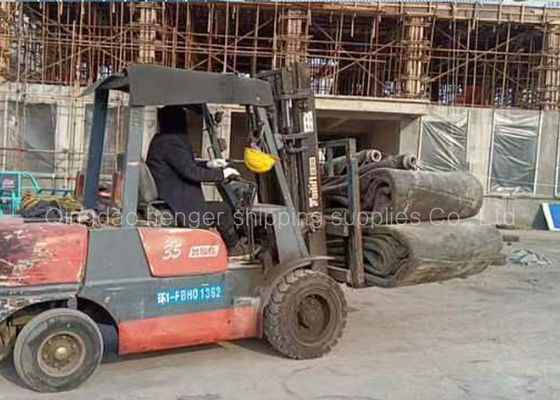 Jakość Certyfikat DNV 1,8 x 12 m Pneumatyczne poduszki powietrzne z gumy morskiej do wodowania statków fabryka