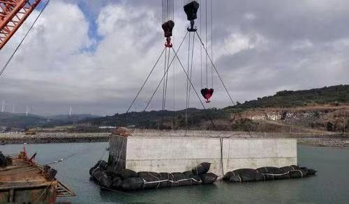 Jakość Poduszka powietrzna z czarnej gumy morskiej do uruchamiania i ratownictwa fabryka