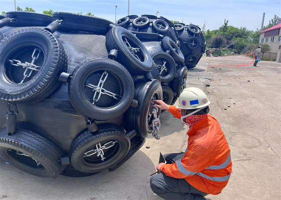 Jakość Yokohama Floating Ship Pneumatyczny gumowy błotnik 3,3 * 6,5 M 50 kpa z oponą łańcuchową fabryka