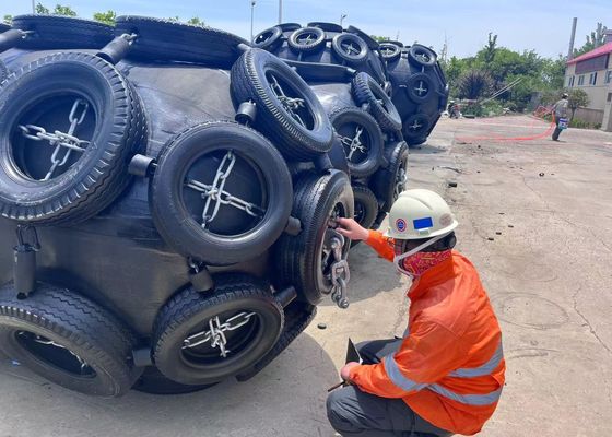 Jakość 4500x9000mm 50Kpa Pneumatyczne błotniki do łodzi Absorpcja wysokiej energii w kolorze czarnym fabryka