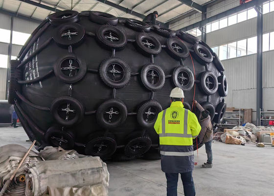 Jakość Pneumatyczny płaszcz morski Yokohama Napompowany płaszcz z naturalnej gumy z siecią łańcuchową fabryka