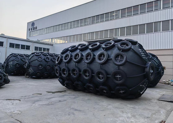 Jakość Pneumatyczny płaszcz morski Yokohama Napompowany płaszcz z naturalnej gumy z siecią łańcuchową fabryka