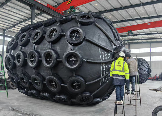 Jakość Pneumatyczny płaszcz morski Yokohama Napompowany płaszcz z naturalnej gumy z siecią łańcuchową fabryka