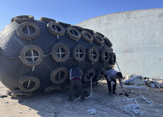 Jakość Pneumatyczny płaszcz morski Yokohama Napompowany płaszcz z naturalnej gumy z siecią łańcuchową fabryka