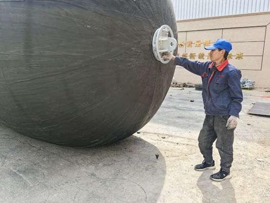 Jakość Pływający fender morski typu Yokohama Pneumatyczny gumowy naturalny czarny fender fabryka