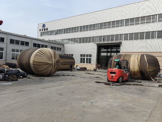 Jakość Pływający fender morski typu Yokohama Pneumatyczny gumowy naturalny czarny fender fabryka