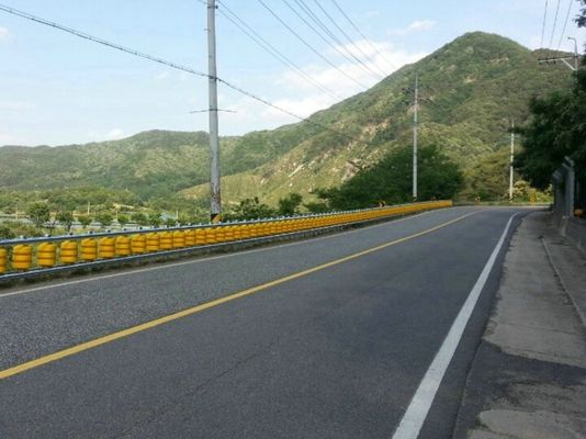 Jakość Zdejmowane materiały Eva Materials Roller Crash Barrier, Mediana Strip Rolling Guard Barrier fabryka