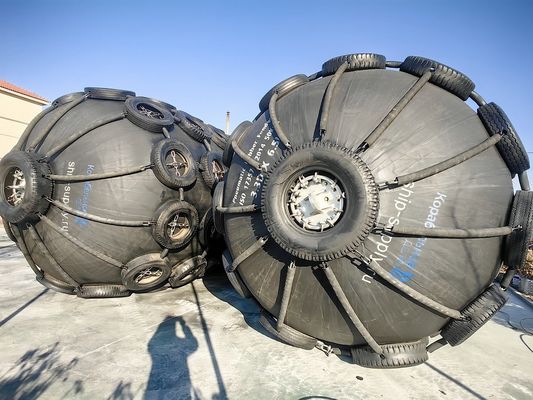 Jakość Wchłanianie energii 300-5000KJ Pneumatyczny gumowy fender Dobra odporność na ścieranie Części morskich fabryka