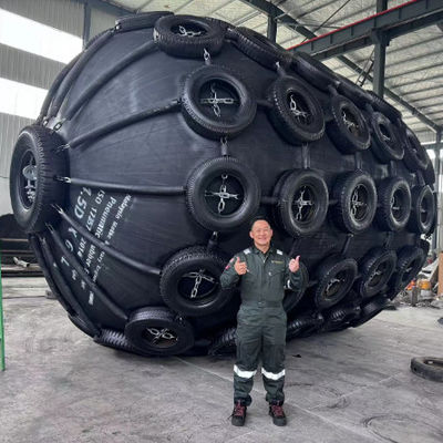 Jakość Initial Internal Pressure 80kpa Marine Fendre Net Type Ideal for Marine Vessel Impact Absorption and Dock Safety Systems fabryka