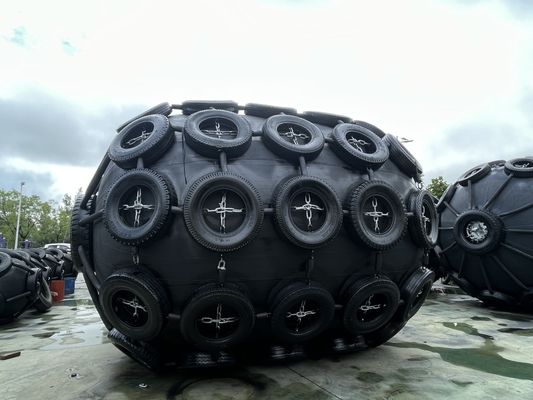 Jakość Statek Łódź Cumowanie 50Kpa 80Kpa Gumowy Ochraniacz Błotnik Łańcuch Opona Siatka Wytrzymały Ochraniacz Dokowy Błotnik dla Ochrony Cumowania Statków Morskich fabryka