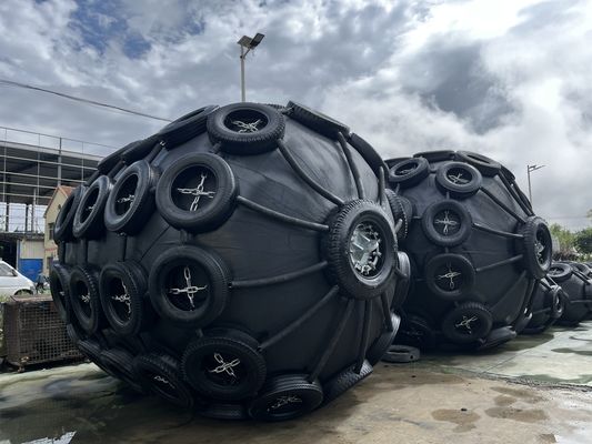 Jakość Żywotność konstrukcji 8 do 15 lat Yokohama Fender Marine Fender Produkty z siecią opon o doskonałej absorpcji uderzeń fabryka