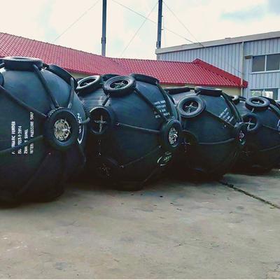 Jakość Net Type Pneumatic Rubber Fender Diameter 0.5m To 4.5m Marine Fender System Designed To Provide Superior Dock Protection fabryka