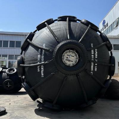 Jakość Heavy Duty Pneumatic Rubber Fender Offering Excellent Performance in Protecting Marine Vessels and Facilities fabryka