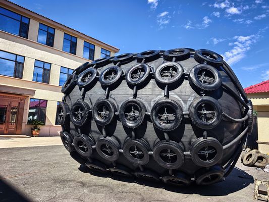 Jakość Certyfikowany pneumatyczny odbojnik gumowy ISO17357 z niestandardowymi rozmiarami 0,3-4,8M i opcjami ciśnienia 50 kPa i 80 kPa fabryka