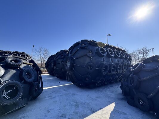 Jakość Statek Łódź Cumowanie 50Kpa 80Kpa Gumowy Ochraniacz Błotnik Łańcuch Opona Siatka Wytrzymały Ochraniacz Dokowy Błotnik dla Ochrony Cumowania Statków Morskich fabryka