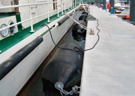 Jakość Marine Fender with High Energy Absorption Capacity UV Resistant And Corrosion Resistant Foam Filled Fender with 24 Months Warranty Fabryka