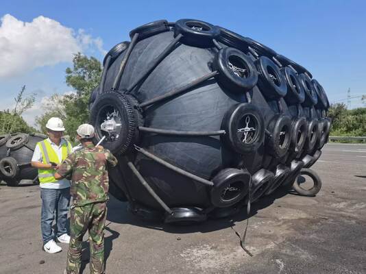 Jakość High Strength Pneumatic Rubber Fender Inflatable Design for Large Tankers Bulk Carriers and Floating Marine Applications fabryka