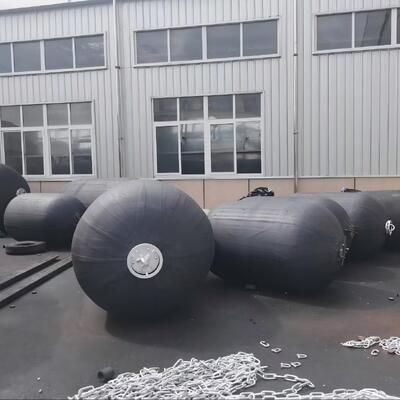Jakość Heavy Duty Pneumatic Rubber Fender Offering Excellent Performance in Protecting Marine Vessels and Facilities fabryka