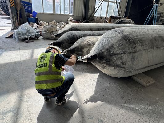 Jakość Anti Corrosion Marine Rubber Airbag for Long Term Saltwater Service with 0.8-3 M Diameter Fabryka