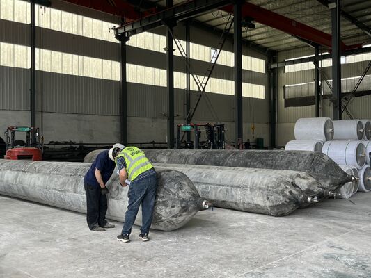 Jakość Marine Rubber Airbag with Rapid Inflation Manifold for Simultaneous Multi Unit Operation in 0.8-3 M Diameter Fabryka