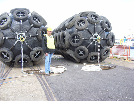 Jakość D2.5x5.5m Pneumatyczny gumowy błotnik Yokohama o dobrej szczelności fabryka