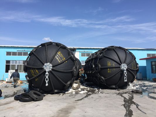 Jakość Dia 0,5 m-4,5 m Pneumatyczny gumowy błotnik D Błotnik gumowy wypełniony pianką morską fabryka