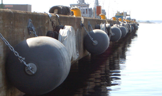 Jakość 1,5 * 2,5 m Pneumatyczny gumowy błotnik Morski gumowy błotnik do ochrony doków fabryka