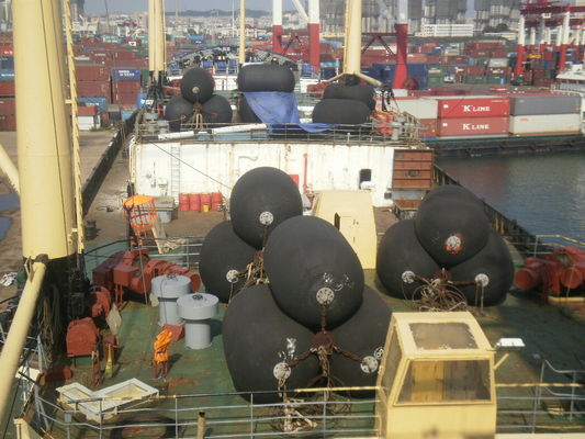 Jakość 1,5 * 2,5 m Pneumatyczny gumowy błotnik Morski gumowy błotnik do ochrony doków fabryka