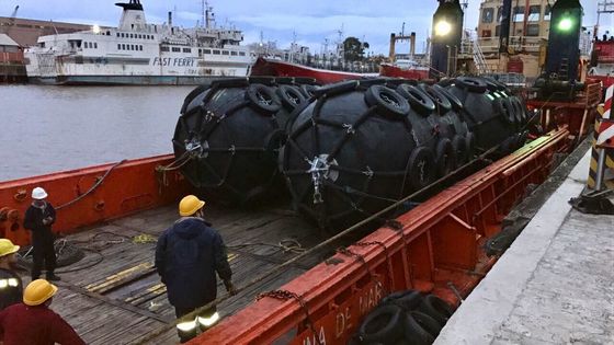 Jakość 50KPA Rozmiar D2.5 * L4 Marine Pneumatyczny gumowy błotnik Nadmuchiwana łódź pływająca fabryka