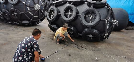 Jakość Pneumatyczne gumowe błotniki łodzi z oponą i łańcuchem fabryka