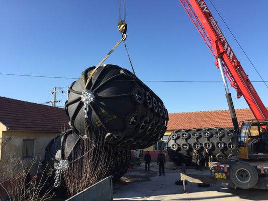 Jakość 50Kpa Ciśnienie wewnętrzne Gumowy błotnik morski Pneumatyczny gumowy błotnik fabryka