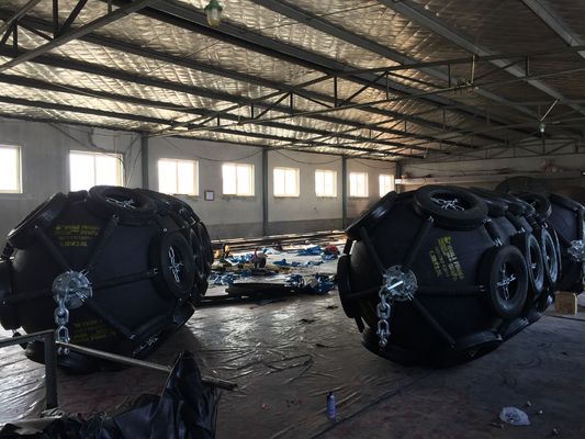 Jakość Yokohama Pneumatyczny żebrowany błotnik Sprzęt morski Yokohama Pneumatyczny gumowy błotnik fabryka