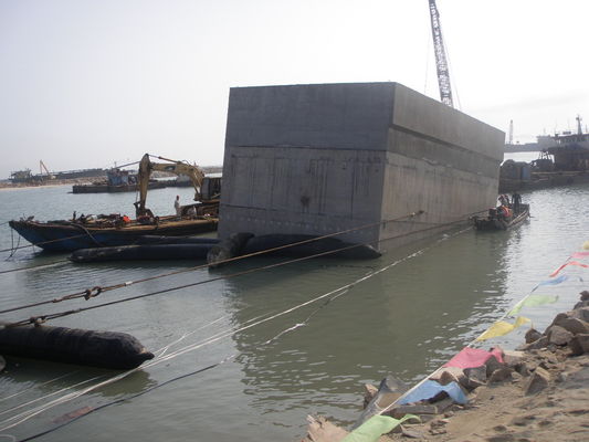 Jakość Ciężkie gumowe nadmuchiwane poduszki powietrzne morskie D15 * L20m Poduszka powietrzna do podnoszenia morskiego fabryka