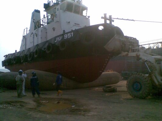 Jakość Nadmuchiwany statek rolkowy z naturalnej gumy uruchamiający morską poduszkę powietrzną fabryka