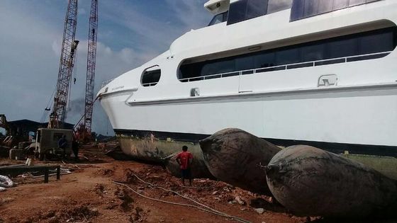 Jakość 250T / M Marine Salvage Airbags Uruchamianie i podnoszenie poduszki powietrznej fabryka