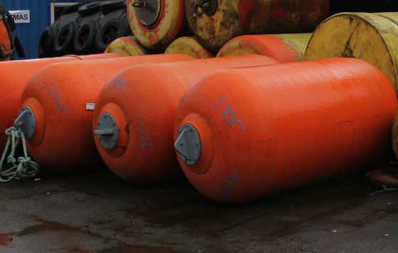 Jakość Niestandardowa produkcja Błotnik wypełniony pianką zgodny ze standardem ISO 17357 o średnicy od 0,5 m do 4,8 m do zastosowań morskich fabryka