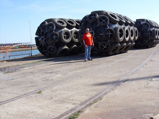 Jakość ISO 17357 Pneumatyczny gumowy błotnik / gumowy błotnik Yokohama fabryka